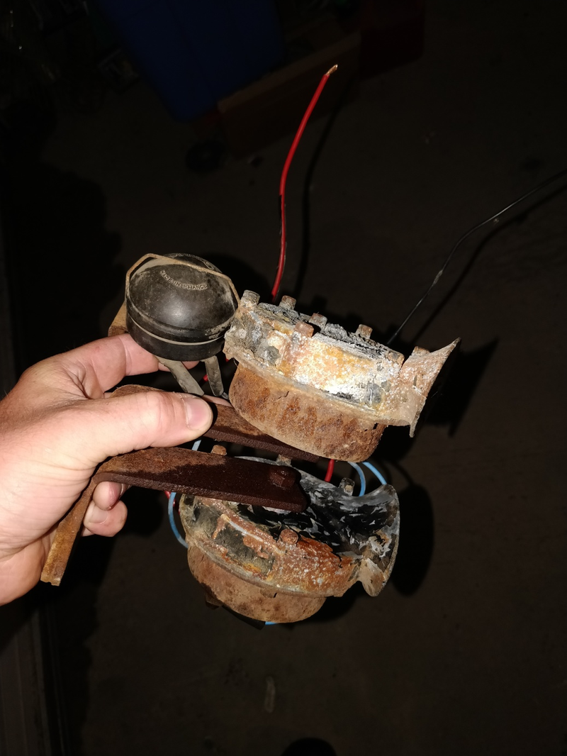 this assembly weighs about 7 pounds. and these horns are no joke.